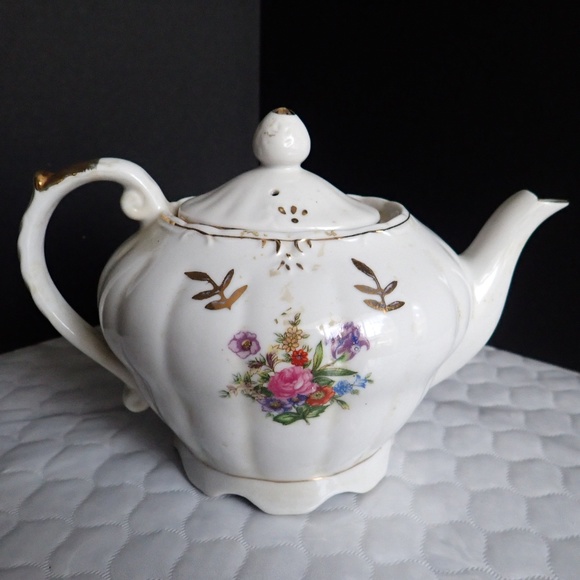 Japan White Floral Gold Guild Musical Teapot - Picture 1 of 6